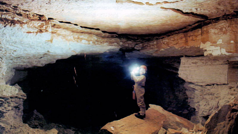 Входной зал в пещере Амахинская