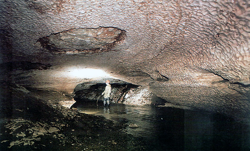 Подземная река в пещере Сабуровская