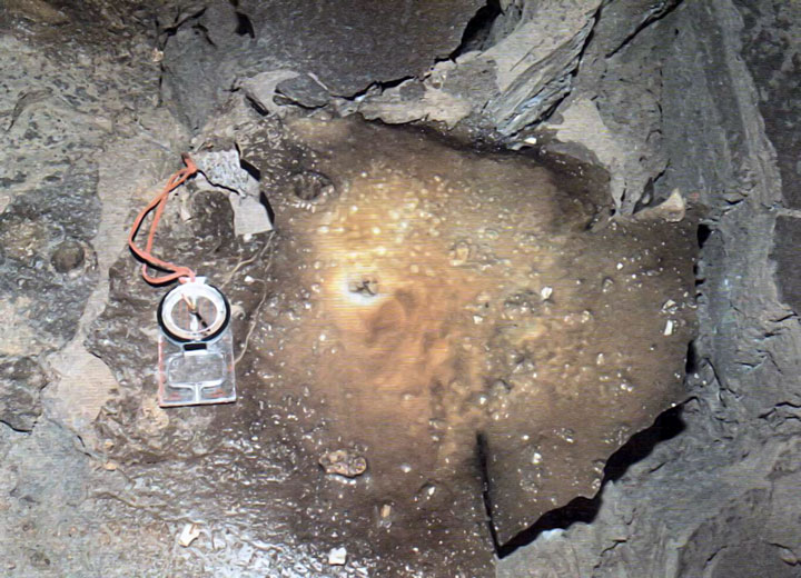 Кальцитовый покров на полу в пещере Сабуровская