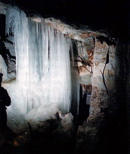 Занавес из соединившихся сталактитов в пещере Визборовская