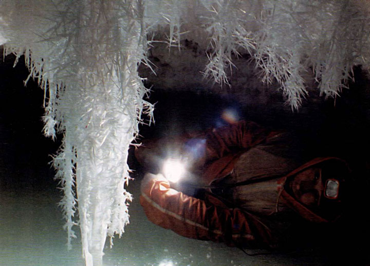 Рост игольчатых кристаллов льда на сталактитах