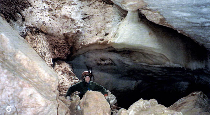 Висячая наледь (ледник) на входе в пещеру Голубинский Провал