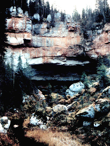 Река Кумичёвка втекает в пещеру