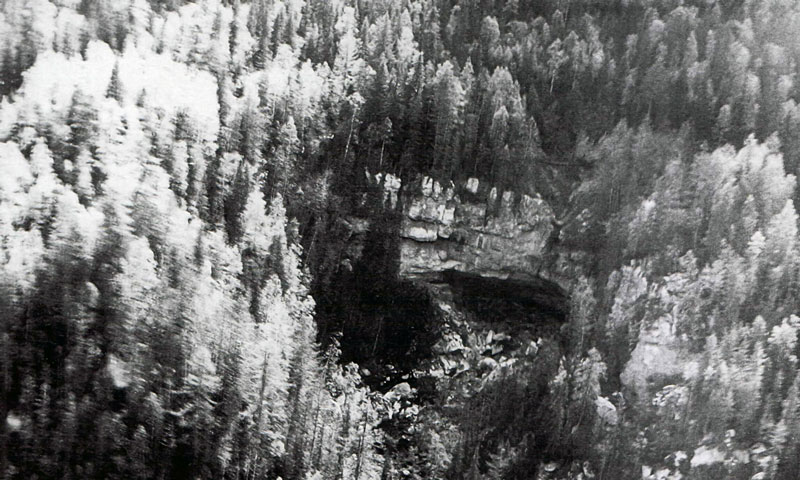 Основной вход в пещеру Кумичёвка виден с вертолета
