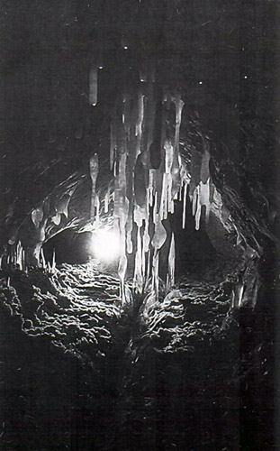 Ледяные сталактиты и сталагмиты в пещере Симфония